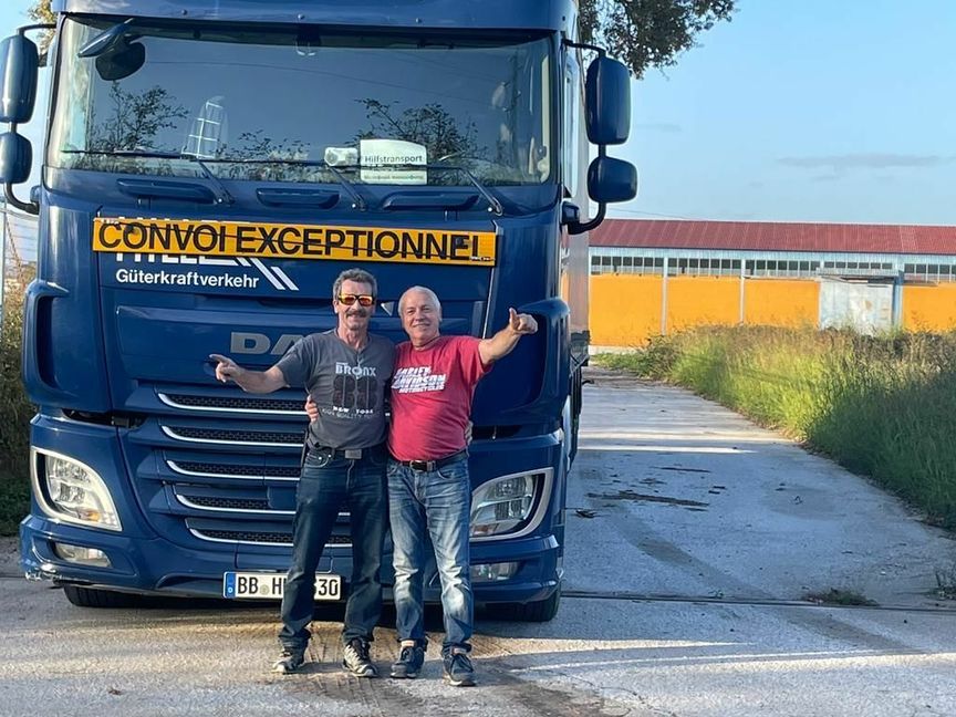 Endlich ist der Laster angekommen: links Albrecht Schmid und Wladimir Sabasch.   Bild: z