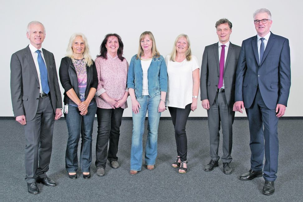 Die Jubilarinnen umrahmt von der Geschäftsführung (von links): Siegfried Groß (Vorsitzender der Geschäftsführung), Marion Kemmerich, Inge Zimmermann, Rosi Marks, Angelika Wankmüller sowie die Geschäftsführer Dr. Joachim Peerlings und Edgar Leckel. Bild: z