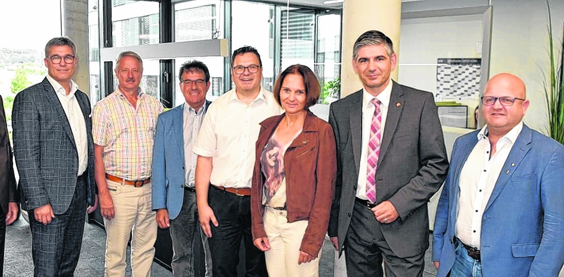 Blicken optimistisch in die Zukunft (von links): Klaus Finger (Geschäftsführender Gesellschafter EB-Gruppe), Wolfgang Gastel (Kreishandwerksmeister), Rolf Brenner (Obermeister Elektro-Innung Böblingen), Jörg Veit (Geschäftsführer EB-Gruppe), Petra Engstler-Karrasch (Handwerkskammer Stuttgart), Ioannis Delakos (Bürgermeister Holzgerlingen) und Thomas Wagner (Geschäftsführer der Kreishandwerkerschaft). Bild: Krauter