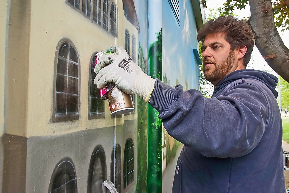 Die Galerie bekommt schicke Fenster. Maximilian Frank bei der Arbeit im Sommerhofenpark.Bild: Dettenmeyer