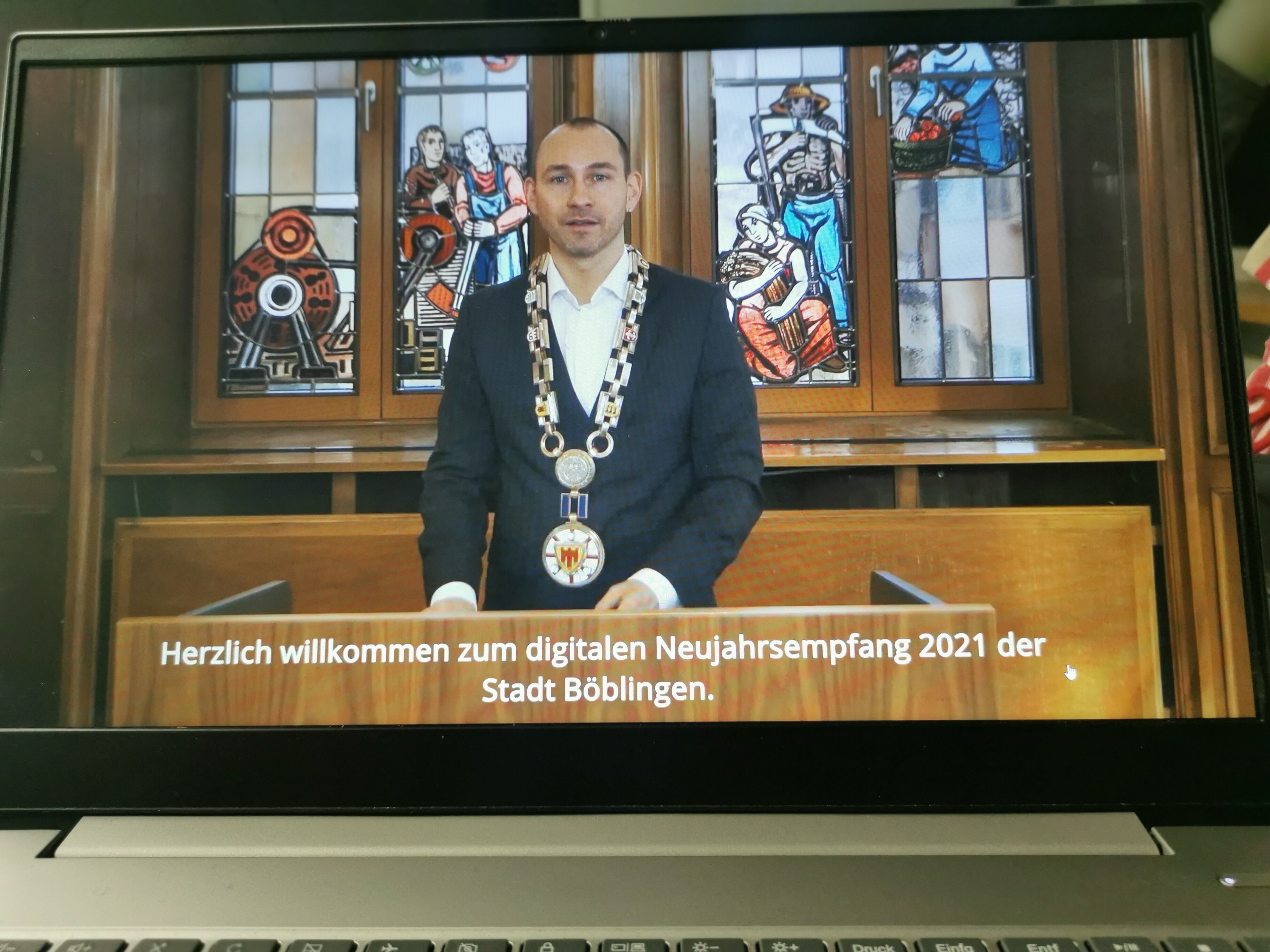 OB Dr. Stefan Belz  im Wolfgang-Brumme-Saal. Die Neujahrsansprache wurde mit Untertiteln versehen Bild: Hamann