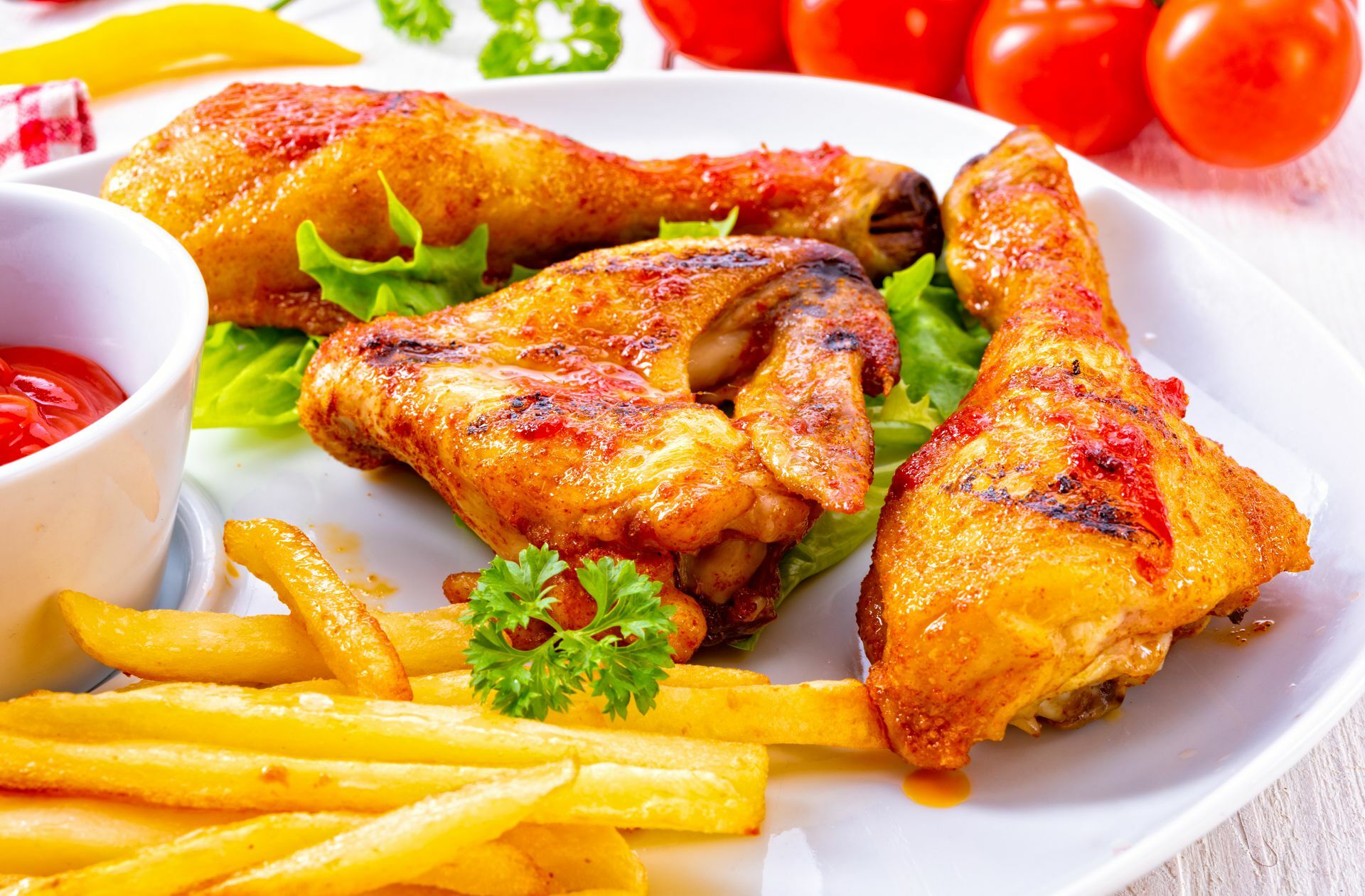 <b>1,42 Milliarden Chicken Wings</b> haben die US-Fans rund um das Spektakel 2021 verputzt, schätzt der Geflügel-Branchenverband National Chicken Council. Traditionell lädt man in den USA Freunde und Verwandte zur Super-Bowl-Party, auch wenn das durch Corona im vergangenen Jahr nur eingeschränkt möglich war. Beim Rudelgucken werden dabei neben Chicken Wings gerne Chips, Nachos und Pizza gereicht, der Bierkonsum soll sich landesweit auf mehr als 100 Millionen Liter belaufen.