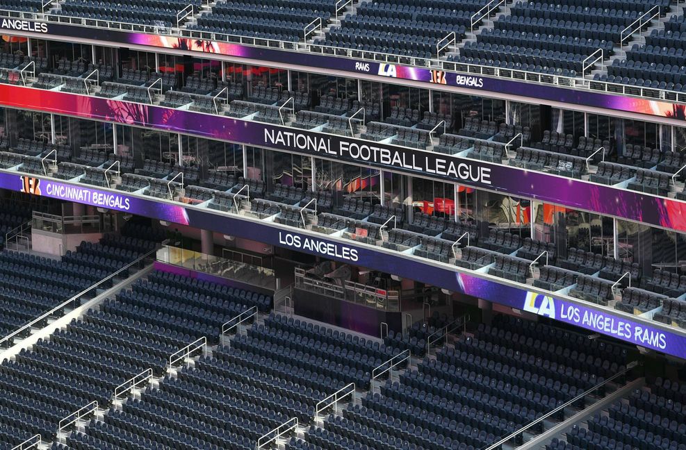 <b>70 240 Zuschauer</b> passen regulär in das SoFi Stadium in Inglewood im US-Bundesstaat Kalifornien, nahe Los Angeles. Hier findet der 56. Super Bowl statt – trotz Corona vor vollem Haus, dafür aber mit Maskenpflicht und dem US-Äquivalent zu den 3G. Damit ist es der zweite Super Bowl in Folge (und der zweite überhaupt), der als „Finale dahoam“ im Stadion einer der teilnehmenden Mannschaften stattfindet – in diesem Fall der Los Angeles Rams.