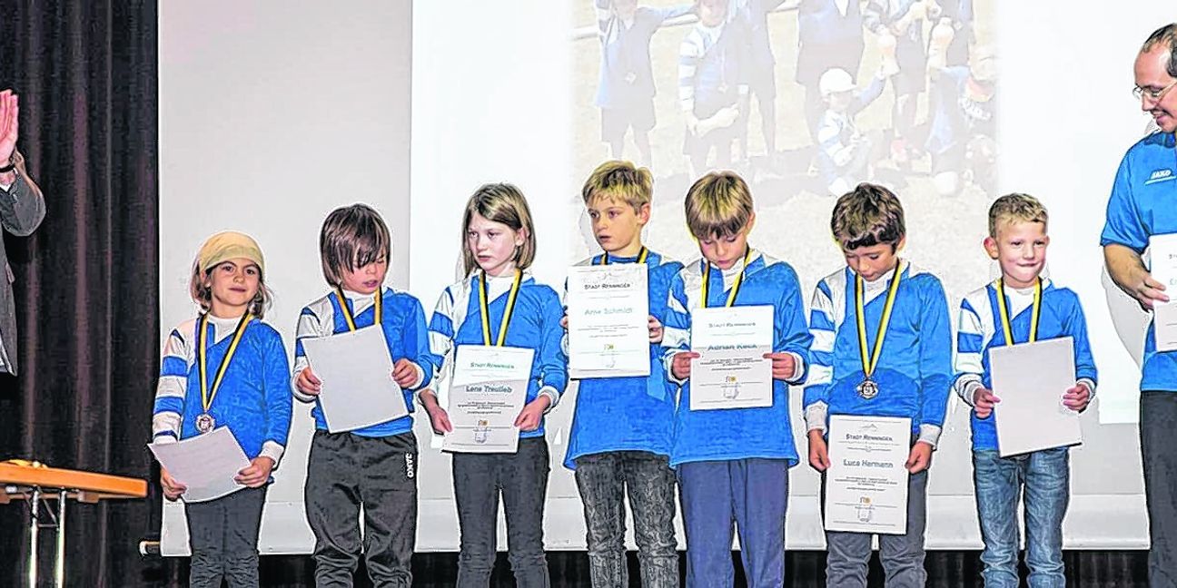 Die Jüngsten von der Abteilung Faustball im TSV Malmsheim waren mit Silbermedaillen erfolgreich. Auch Bürgermeister Wolfgang Faißt (links) spendet Applaus.  Bild: Richter