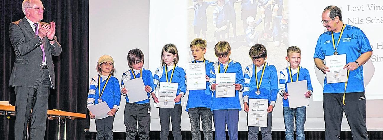 Die Jüngsten von der Abteilung Faustball im TSV Malmsheim waren mit Silbermedaillen erfolgreich. Auch Bürgermeister Wolfgang Faißt (links) spendet Applaus.  Bild: Richter