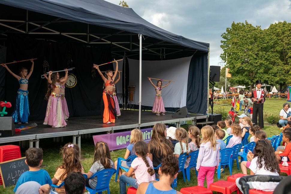 Die Tanzgruppe Aladin hatte im Sommerhofenpark ihren großen Auftritt. Bild: Nüßle