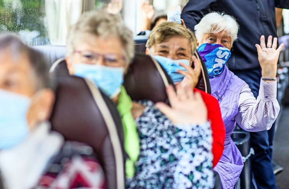 Besser mit Maske und Abstand als gar keine Kontakte mehr – das  Gefühl, noch mit dem aktiven Leben verbunden zu sein, trage wesentlich zur physischen und psychischen Gesundheit bei, sagen Altersforscher.