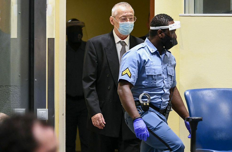 Franko „Frenki“ Simatovic wird in Den Haag in den Gerichtssaal gebracht.
 Foto: AFP/Piroschka van de Wouw