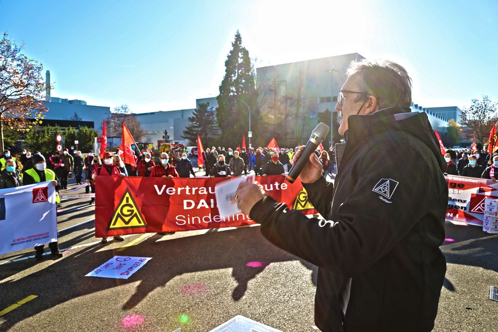 „Wir halten zusammen und lassen uns als Daimler-Belegschaft nicht spalten“: Ergun Lümali beim Aktionstag im Sindelfinger Werk. Bild: z