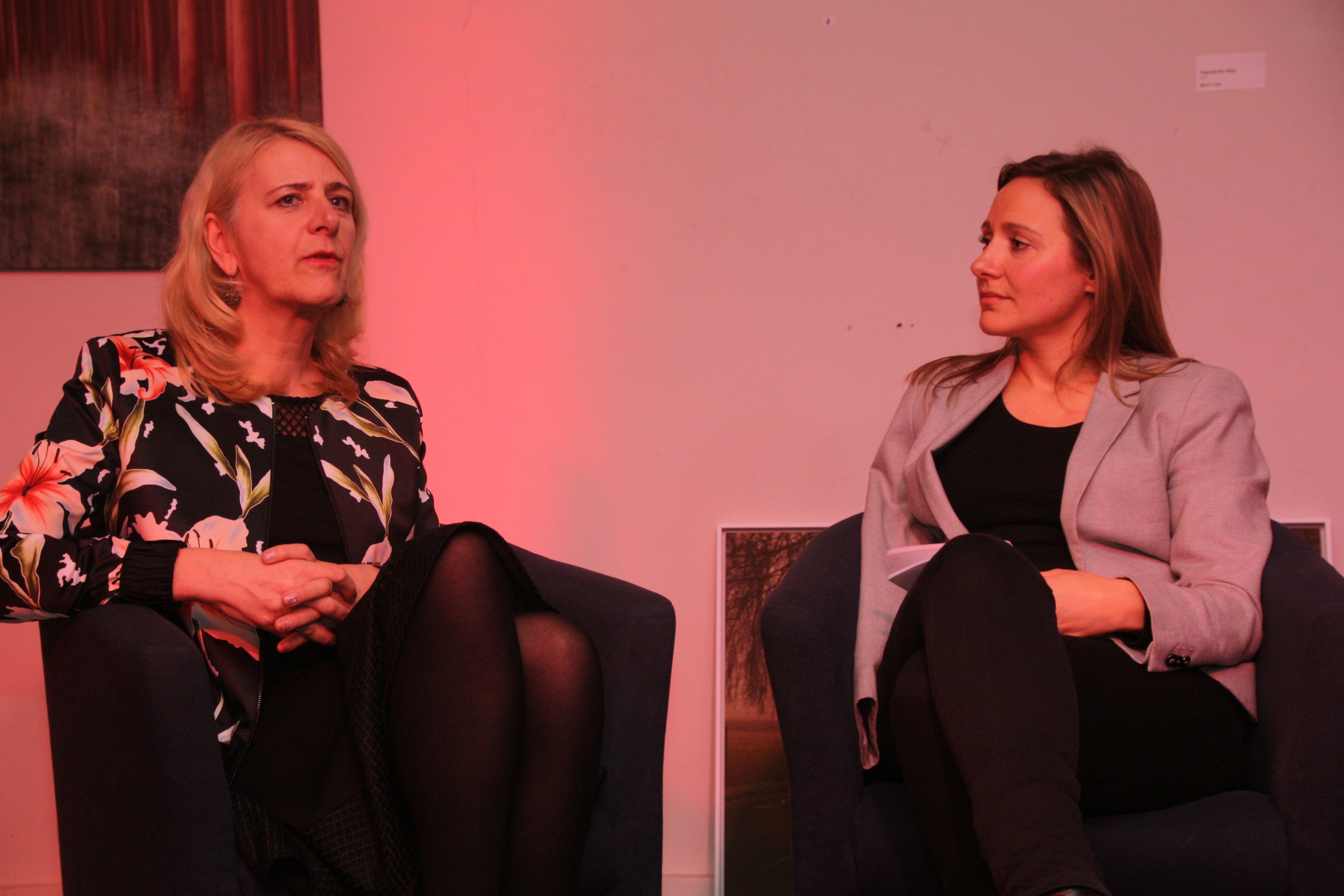 Laudatorin Jasmina Hostert (rechts) mit Gabriele Branz nach der Preisverleihung im Gespräch. Bild: Jung