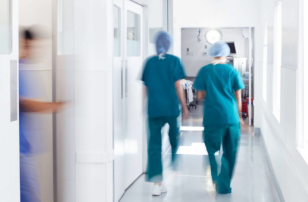 Für die meisten Pflegekräfte gibt es kaum Zeit zum Ausruhen.