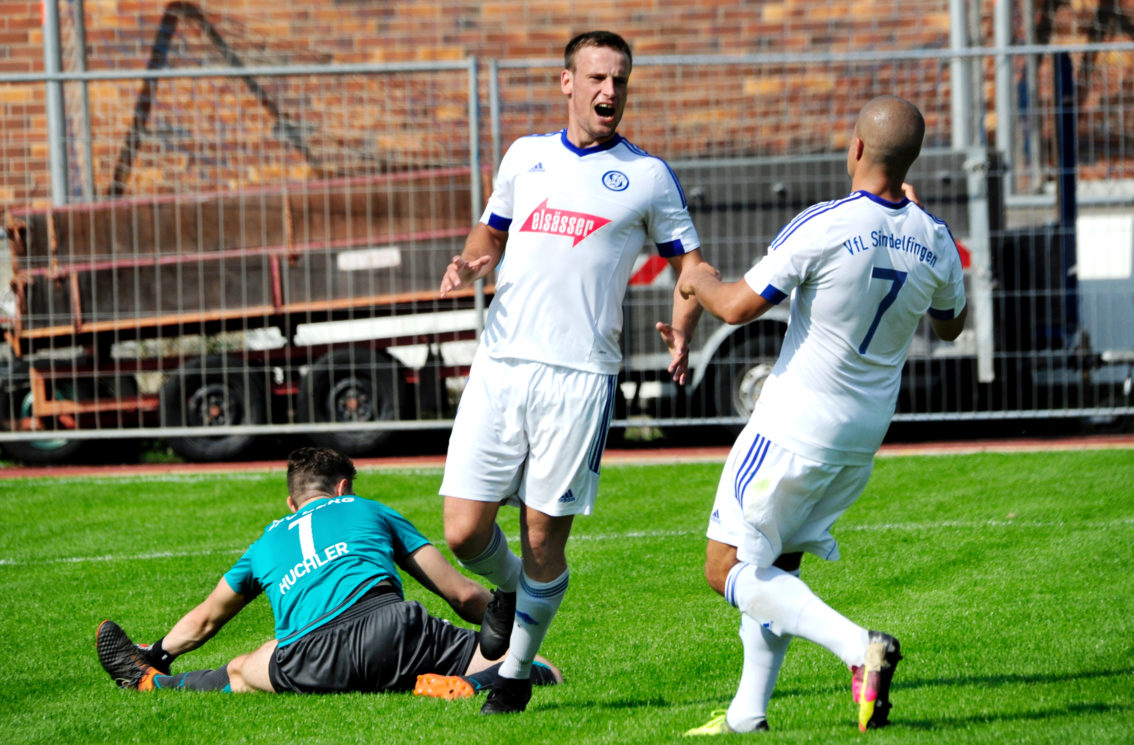 Oliver Glotzmann (Mitte) erzielte beide Treffer beim 2:1-Auswärtssieg des VfL Sindelfingen bei Normannia Gmünd.  Bild: photostampe/A