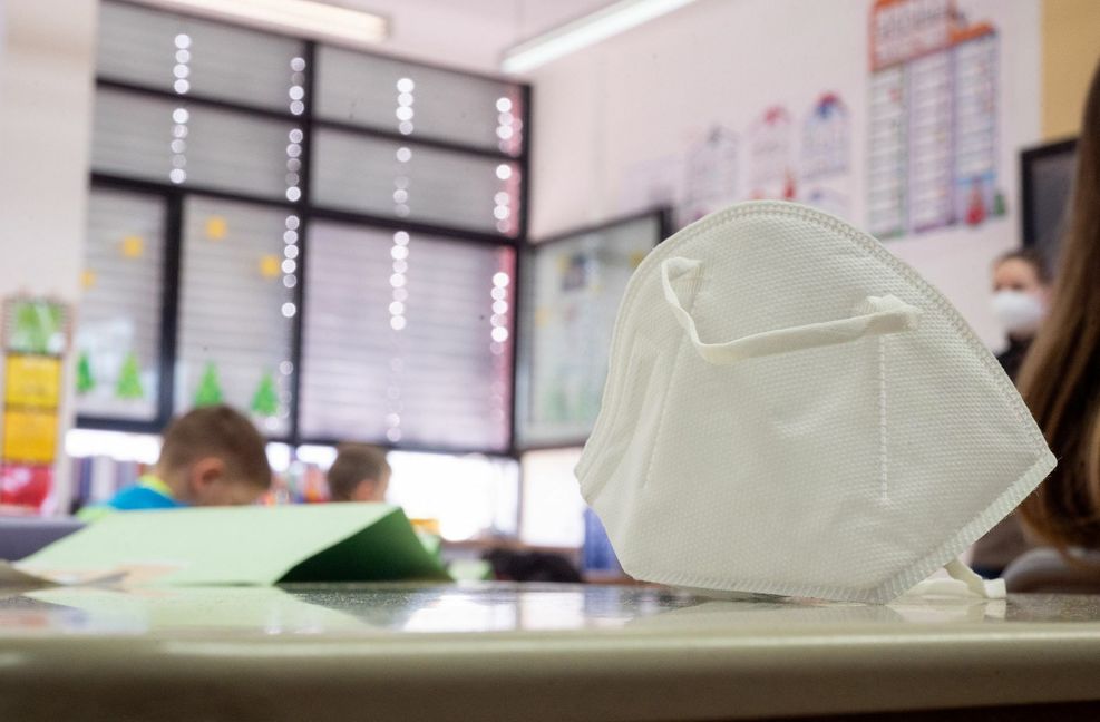 Die Maske in der Schule ist einer der Punkte, an dem sich die Geister scheiden.
 Foto: dpa/Sebastian Gollnow