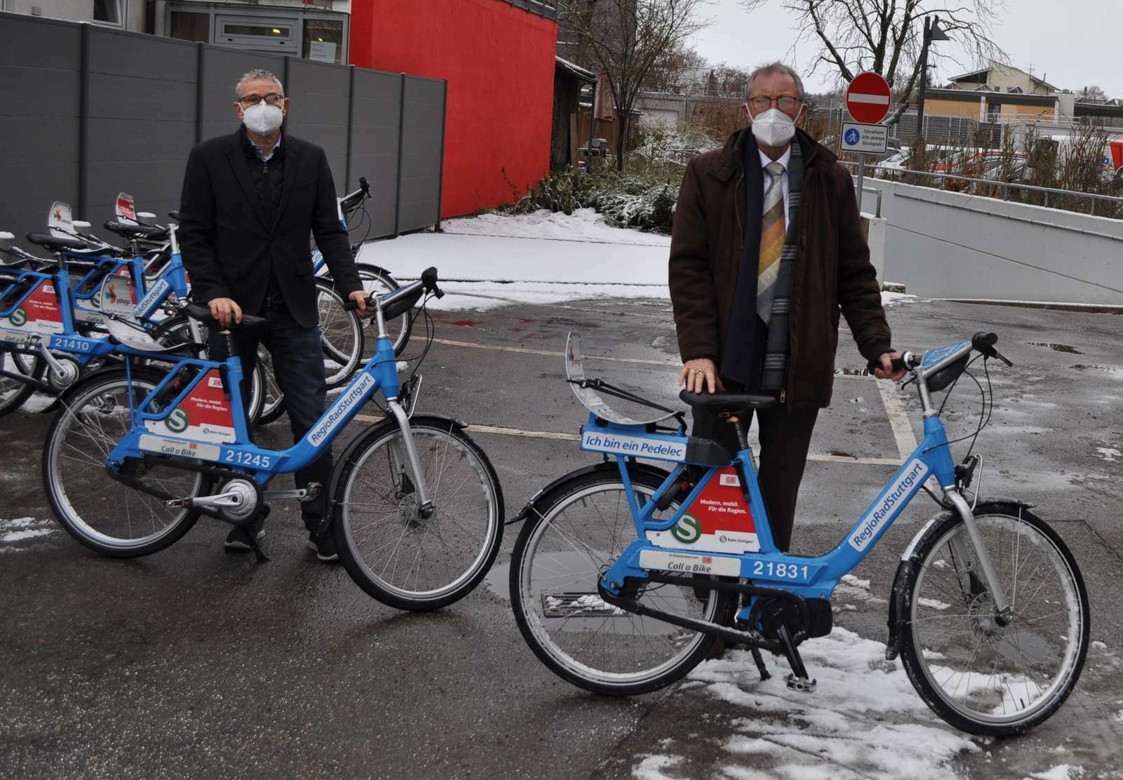 Landrat Roland Bernhard (rechts) und der Dezernent für Verkehr und Ordnung Thomas Wagner bei der Inbetriebnahme der Regio-Rad Station beim Böblinger Landratsamt. Bild: z