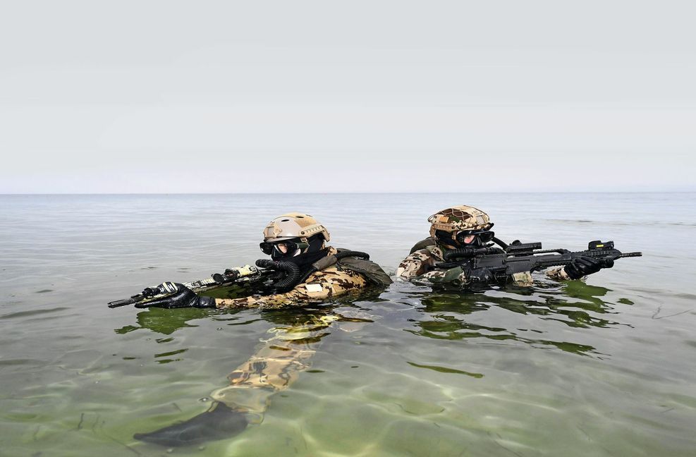 Kampfschwimmer der Bundeswehr mit dem aktuellen Sturmgewehr der Bundeswehr, dem G36 von Heckler & Koch. Foto: dpa/Carsten Rehder