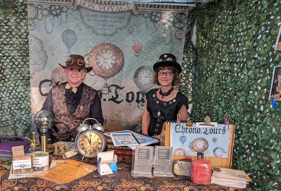 Dietmar Schneidewind und seine Frau Sabine in ihrem Zeitreisebüro. Bild: Nüßle