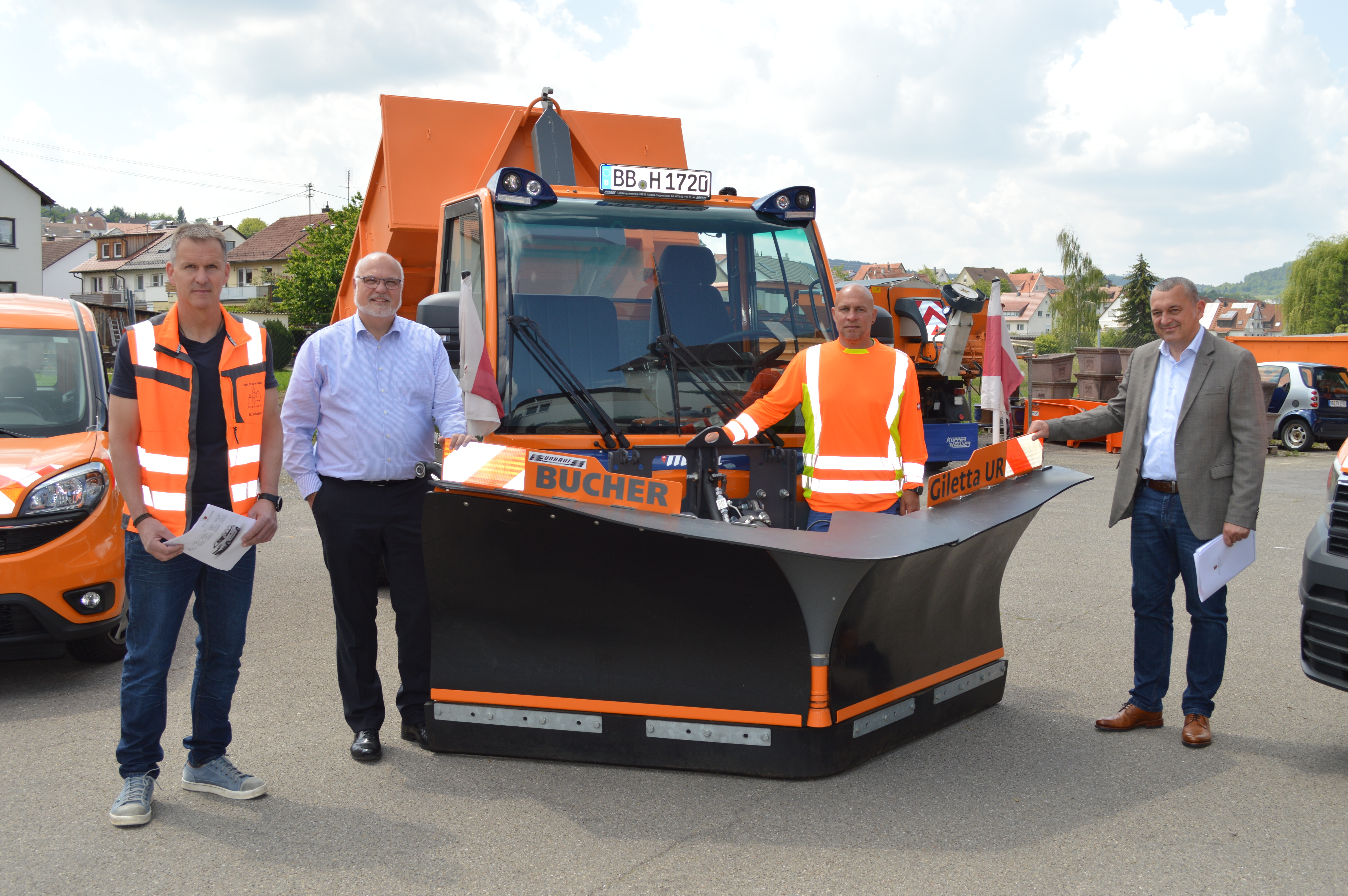 Bei der Übergabe der neuen Fahrzeuge: Baubetriebshofleiter Ralf Wöschler, Erster Beigeordneter Jürgen Katz, Fahrzeugführer Marco Buck und Bürgermeister Thilo Schreiber (von links)