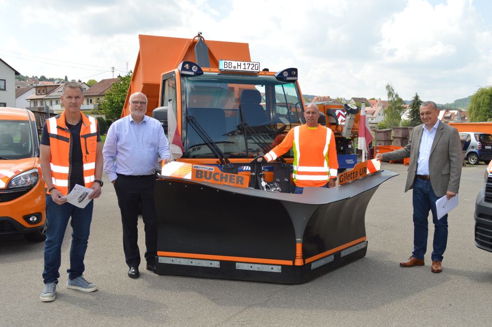 Bei der Übergabe der neuen Fahrzeuge: Baubetriebshofleiter Ralf Wöschler, Erster Beigeordneter Jürgen Katz, Fahrzeugführer Marco Buck und Bürgermeister Thilo Schreiber (von links)