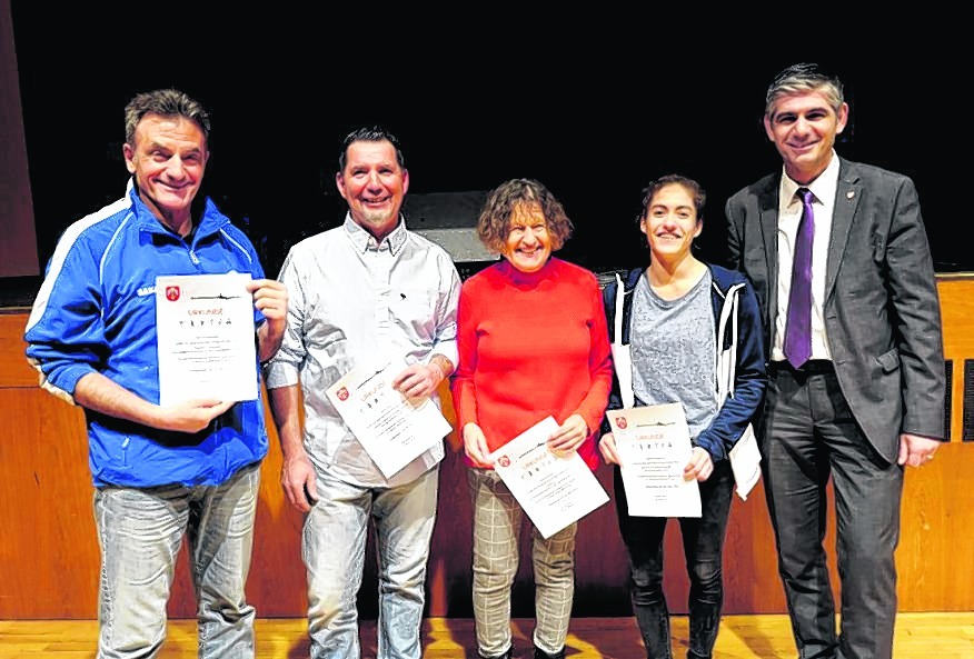 Bekamen von Bürgermeister Ioannis Delakos (rechts) die Plakette in Gold: Peter Felgenhauer, Harry Fath, Uschi Ratzinger, Tabea Preisendanz (von links) Bild: Photo 5