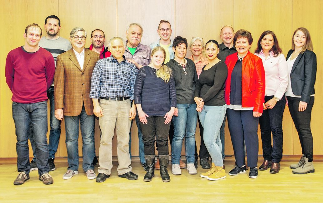Die SPD-Kandidaten und Kandidatinnen in Magstadt: Daniel Diedrich, Richard Kitzler, Rudi Franko, Nelson Azevedo, Hidayet Alici-Stahl, Peter Müller, Jessica Bernhard, Robin Mannhorst, Birgit Ohlau, Dora Kusio-Torkler, Loredana Melis, Axel Mannhorst, Gabi Vorreiter, Carmen Nunez, Melanie Lankes (von links). Es fehlen berufsbedingt Bernd Kliefoth, Antonio Grimaldi und Filippo Graziano. Bild: z
