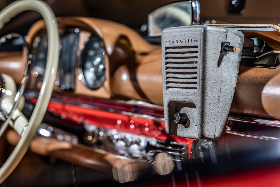 Der „Klangfilm“-Lautsprecher ist eines von „33 Extras“ im Mercedes-Museum. Im Autokino wurde er am Kabel durch Fenster gereicht und lieferte den Ton zum Film.