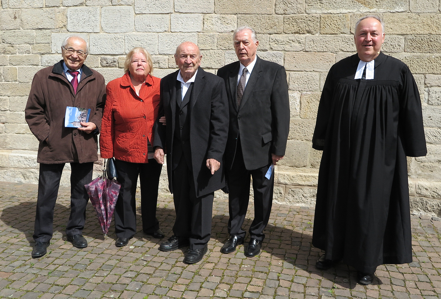 Gerhard und Ingeborg Springmann (Jahrgang 1935), Rudolf Hornikel (Jahrgang 1931) und Pfarrer Jens Junginger (von links) gratulierten dem 100-jährigen Karl Nörrlinger (Mitte) zu seinem Jahrgangsjubiläum.  Bild: Groß