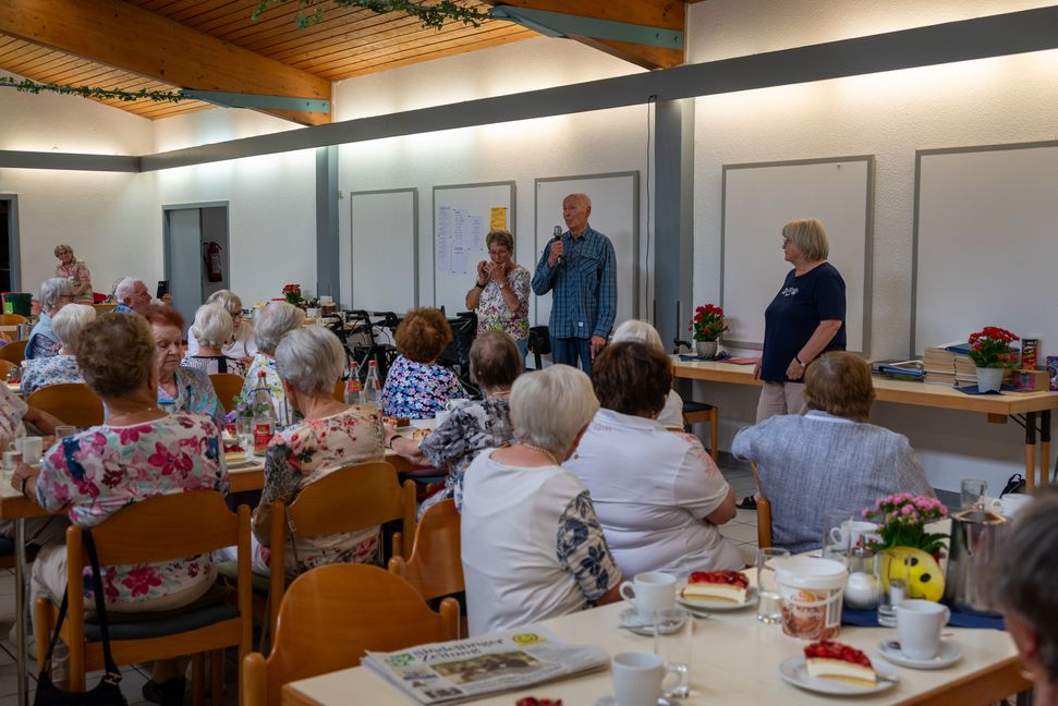 Nachmittags gibt es für die Senioren und Seniorinnen Kaffee und Kuchen und sogar Volkslieder von Helmut Rieder. Bild: Nüßle