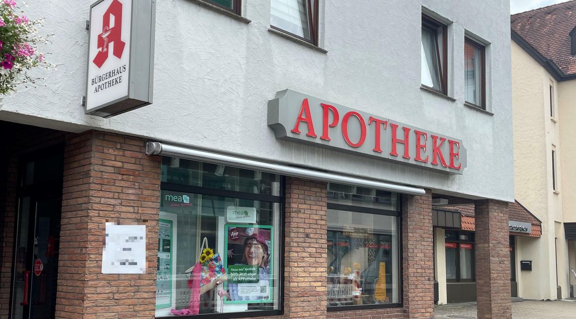 Die Lieferengpässe bei Medikamenten bedeuten für die Mitarbeiter von Apotheken einen größeren Aufwand: Sie suchen nach Alternativen, wenn ein Medikament fehlt. Das dauert länger. Bild: Gospodarczyk