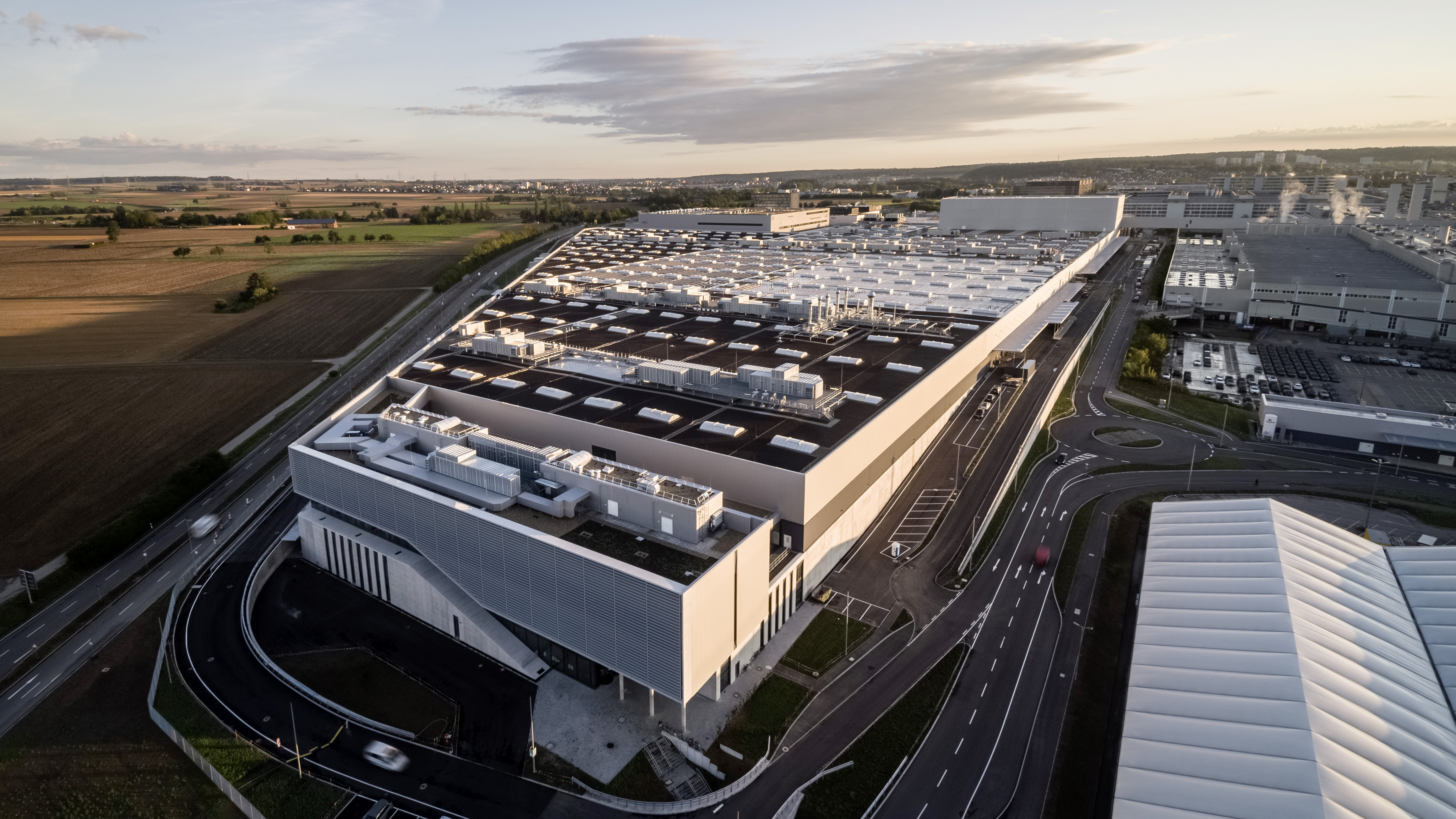 Sindelfingen als Standort für die Autoproduktion der Zukunft: Hier wird die neue S-Klasse von Mercedes-Benz gebaut. Auf dem Dach der „Factory 56“ im Sindelfinger Mercedes-Werk sind 12 000 Photovoltaik-Module installiert, 40 Prozent des Daches sind begrünt.