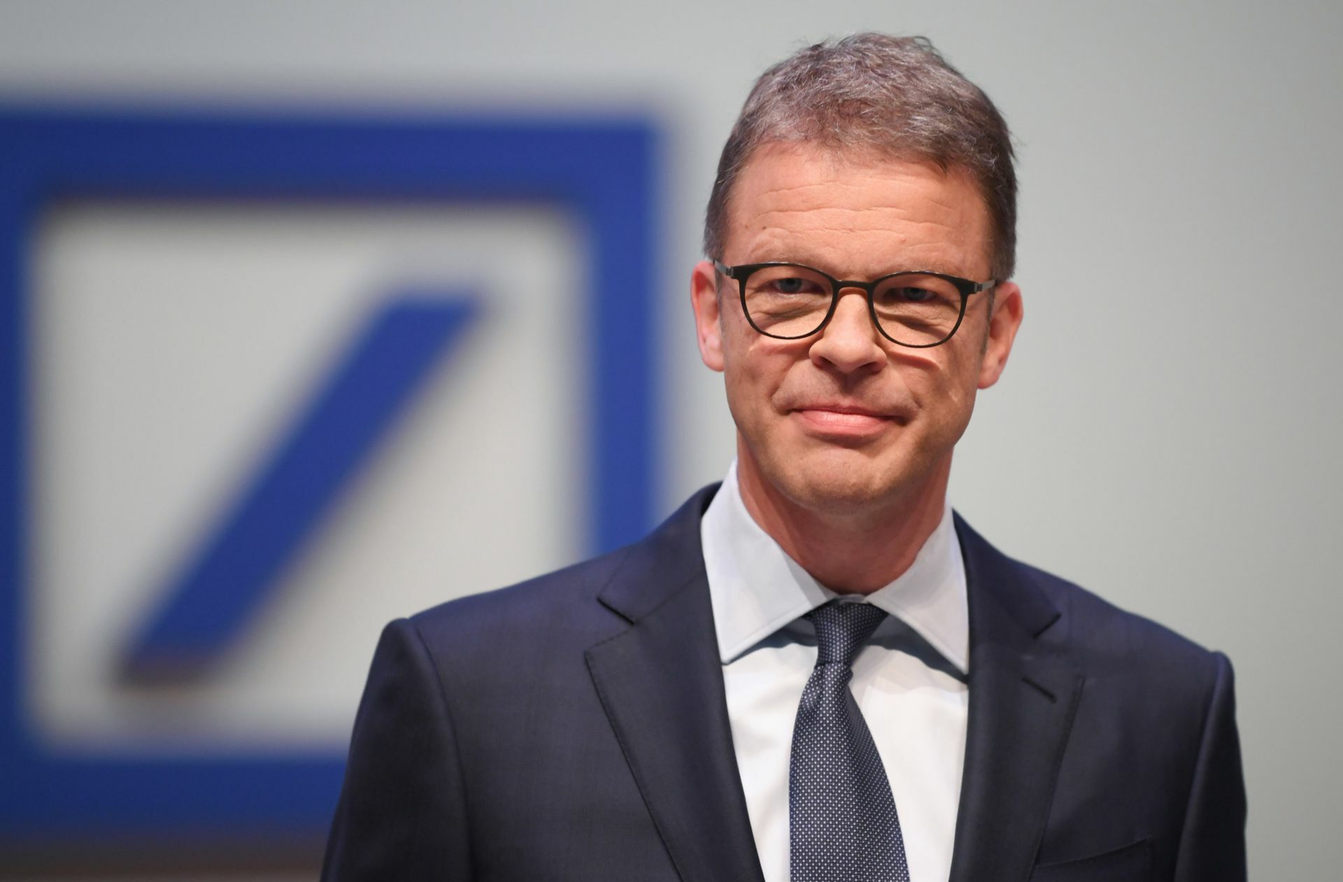Nächstes Jahr soll es endlich wieder eine Dividende geben, verspricht Deutsche-Bank-Chef Sewing. Foto: dpa/Arne Dedert