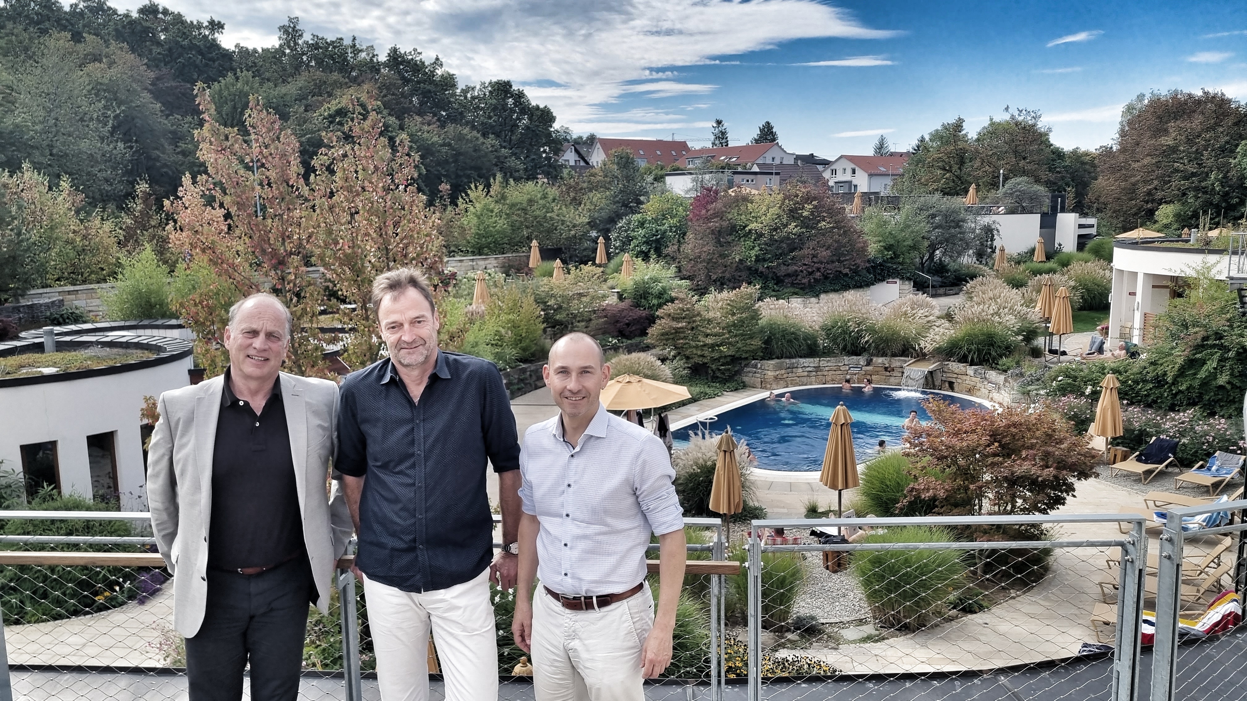 Der künftige Therme-Geschäftsführer Wolfgang Hermle (von links), Demnächst-Ruheständler Rolf Dettinger und Oberbürgermeister Dr. Stefan Belz auf der Terrasse über dem Saunagarten: Die Weichen für einen geschmeidigen Übergang an der Spitze des Wohlfühl-Bades sind gestellt. Bild: Hamann