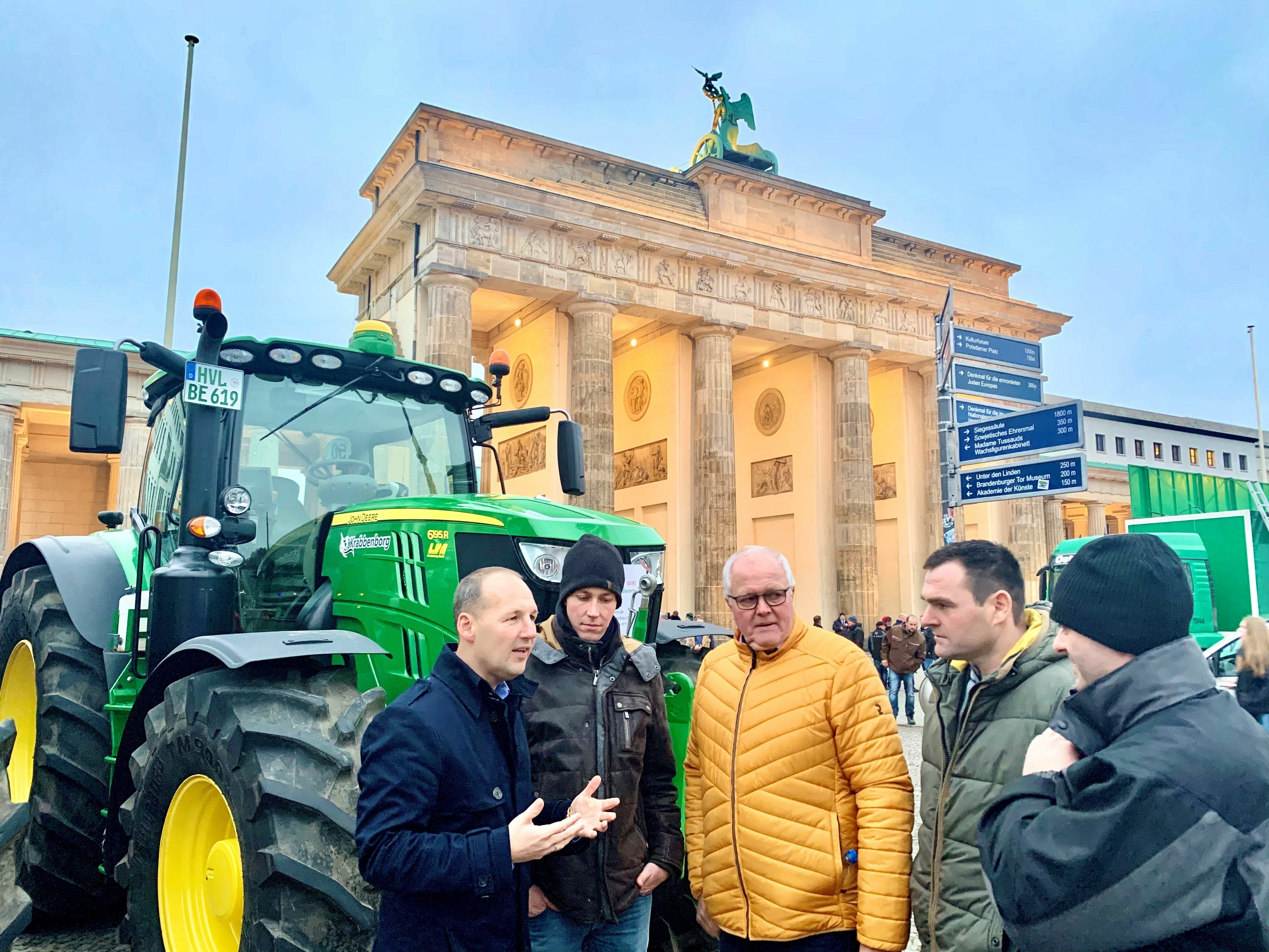 Marc Biadacz diskutiert mit Landwirten aus dem Landkreis Böblingen in Berlin.                  Bild: z