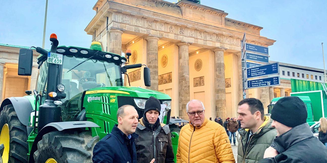 Marc Biadacz diskutiert mit Landwirten aus dem Landkreis Böblingen in Berlin.                  Bild: z