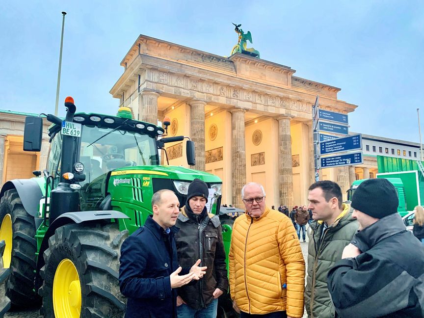 Marc Biadacz diskutiert mit Landwirten aus dem Landkreis Böblingen in Berlin.                  Bild: z