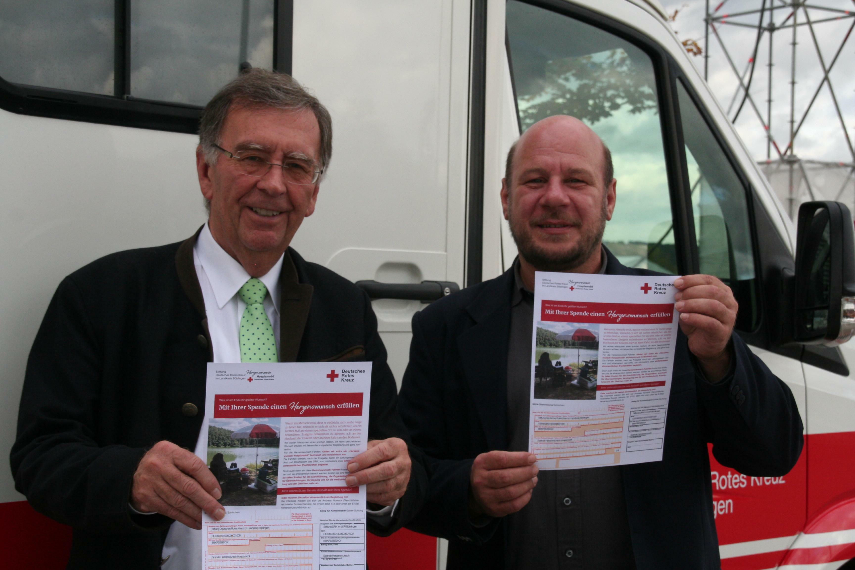 Bitten um Spenden für das Herzenswunsch-Hospizmobil des DRK-Kreisverbandes Böblingen: Präsident Michael Steindorfner (links) und Andreas Nowack, Geschäftsbereichsleiter Soziale Dienste im DRK-Kreisverband Böblingen. Bild: z
