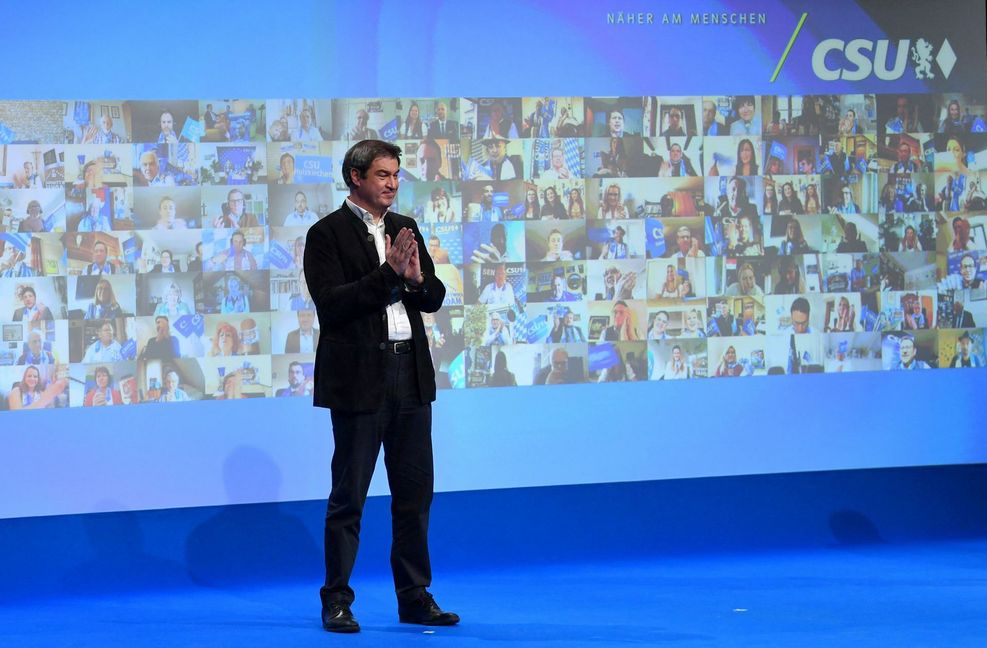 Markus Söder vor der Videowand mit den Fans beim digitalen Politischen Aschermittwoch Foto: AFP/PETER KNEFFEL