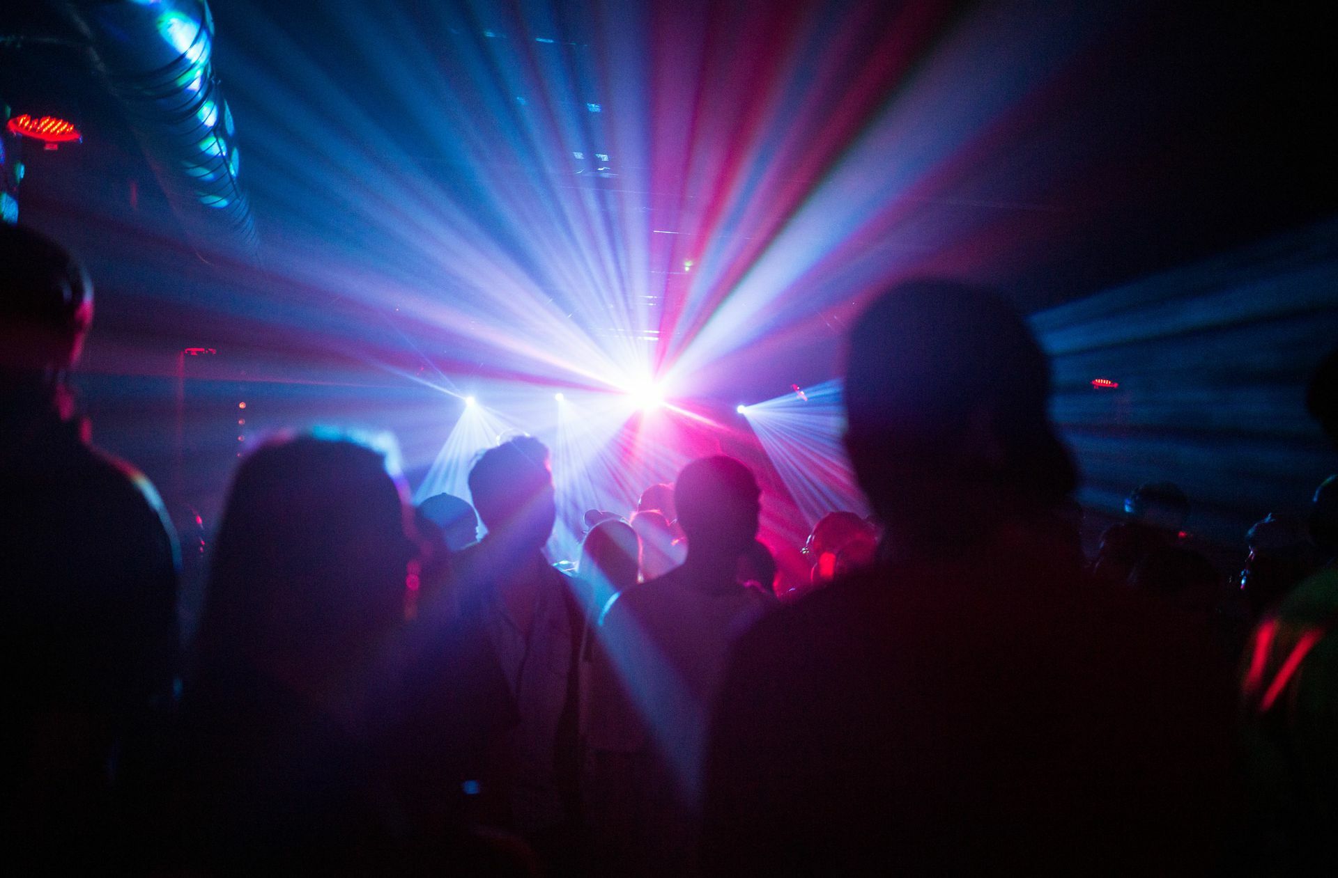 Eine Clubnacht wie früher? In zwei Modellversuchen in Baden-Württemberg wird das erprobt, dieses Wochenende geht es los.
 Foto: dpa/Sophia Kembowski