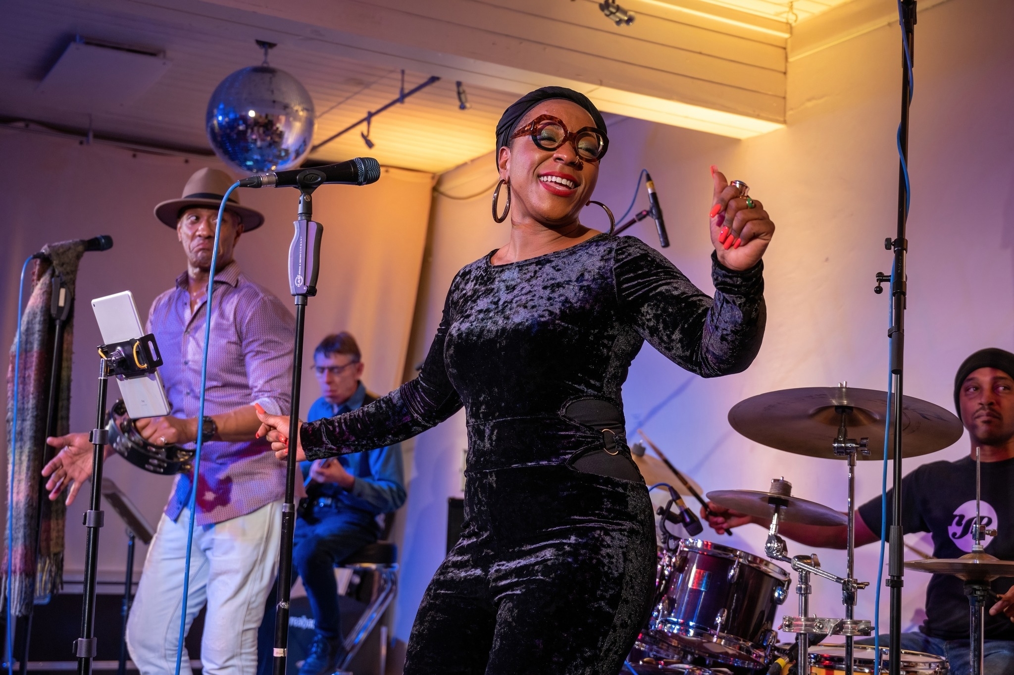 Das Wochenende startet mit heißem Soul und Funk und Sängerin Journi im Böblinger Blauen Haus.   Bild: z