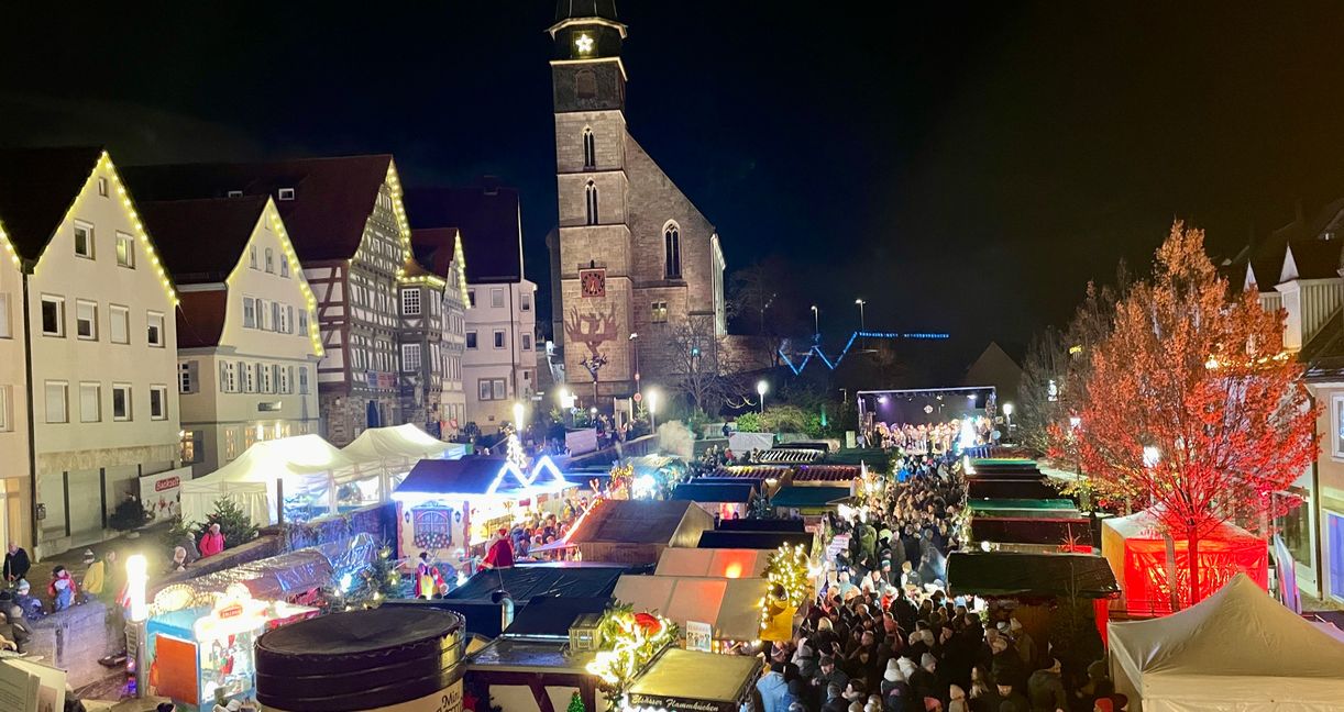Malerische Kulisse, Riesenandrang: Märchenhafter Auftakt für den Böblinger Weihnachtsmarkt. Bild: Dettenmeyer