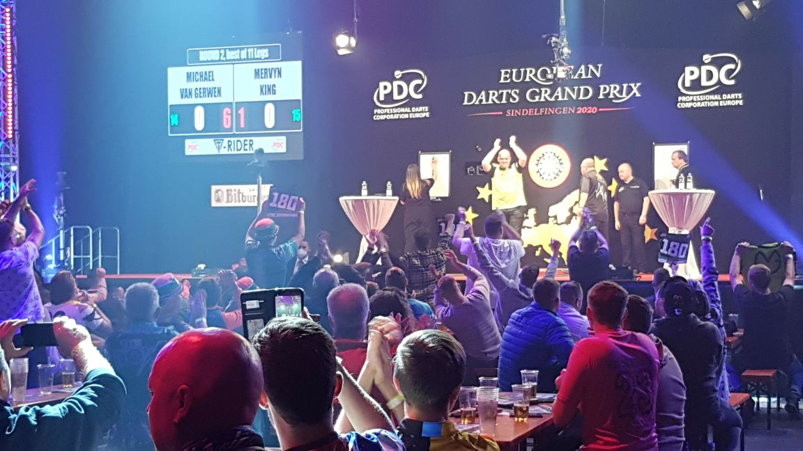 Michael van Gerwen bedankt sich für die Unterstützung bei seinen Fans. Bild: Wegner