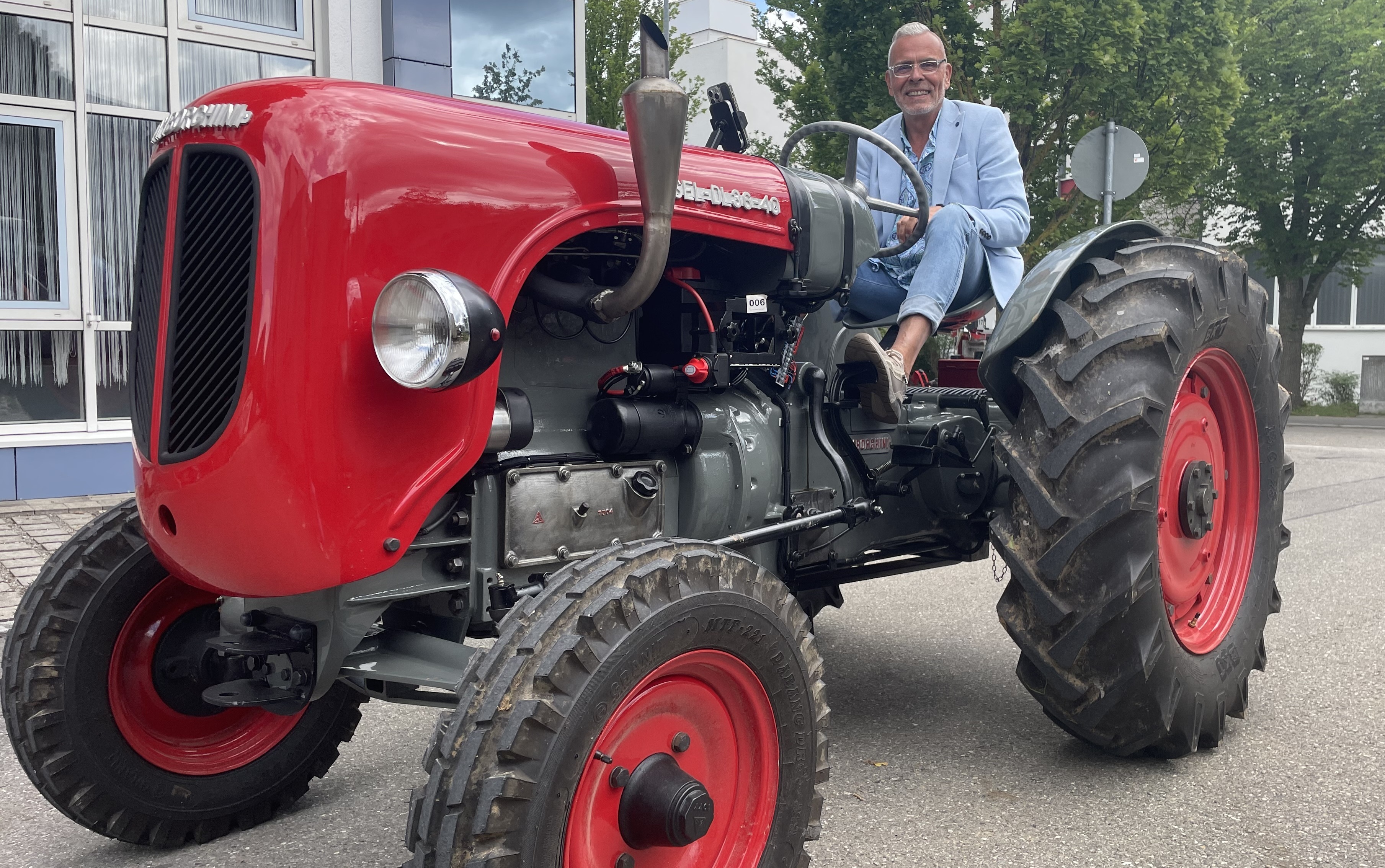 Frank Lipp - freudestrahlend auf seinem Lamborghini-Traktor. 1956 wurde der Traktor in Italien gebaut, in Sindelfingen wurde er 2022 bis 2023 restauriert. Bild: Gospodarczyk