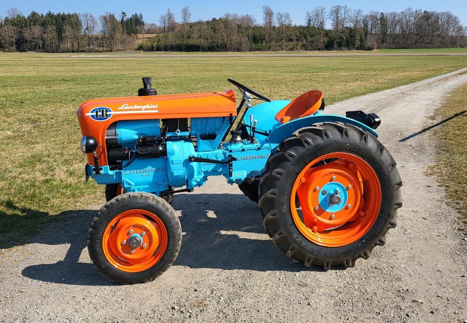 Sein erster Lamborghini-Traktor: Damit hat sich Frank Lipp aus Sindelfingen einen Kindheitstraum erfüllt. Er kauft die alten Traktoren, die nach dem zweiten Weltkrieg produziert wurden, in Italien, und restauriert sie aufwendig in Sindelfingen. Bild: Lipp