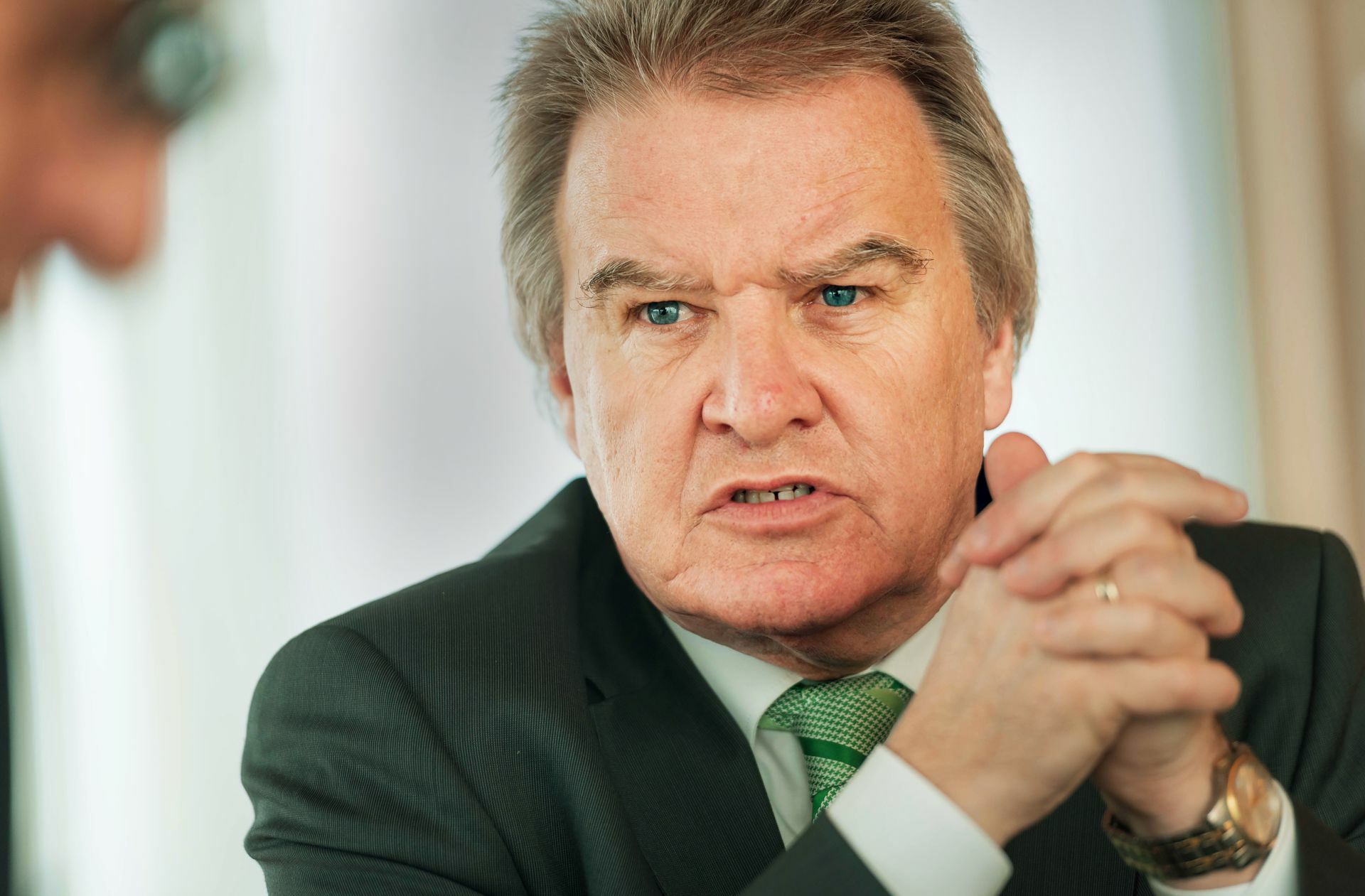 Umweltminister Franz Untersteller kann sich vorstellen, dass die bestehenden Verbote der klimaschädlichen Heizpilze für die kalte Saison aufgehoben werden.