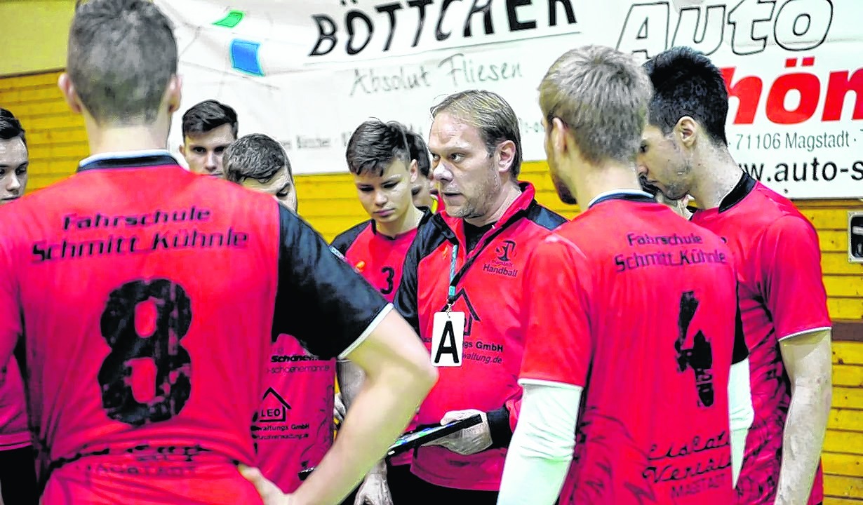Magstadts Trainer Reiner Havenith im Kreise seiner Spieler. Der SVM ist nach dem Erfolg gegen Altensteig II wieder hart gelandet. Trotz großen Einsatzes setzt es gegen Oberhausen/Unterhausen II eine 35:36-Niederlage.  Bild: automtorart/A