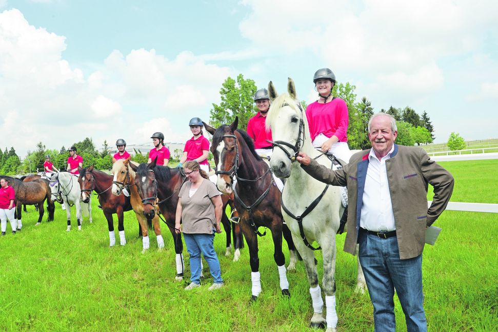 Walter Arnold hat seinen 70. Geburtstag am Donnerstag draußen auf der Wiese mit seinem Reit- und Fahrverein Maichingen und drinnen im Reiterstüble mit Weggefährten aus Politik und Vereinen gefeiert. Bild: Stampe
