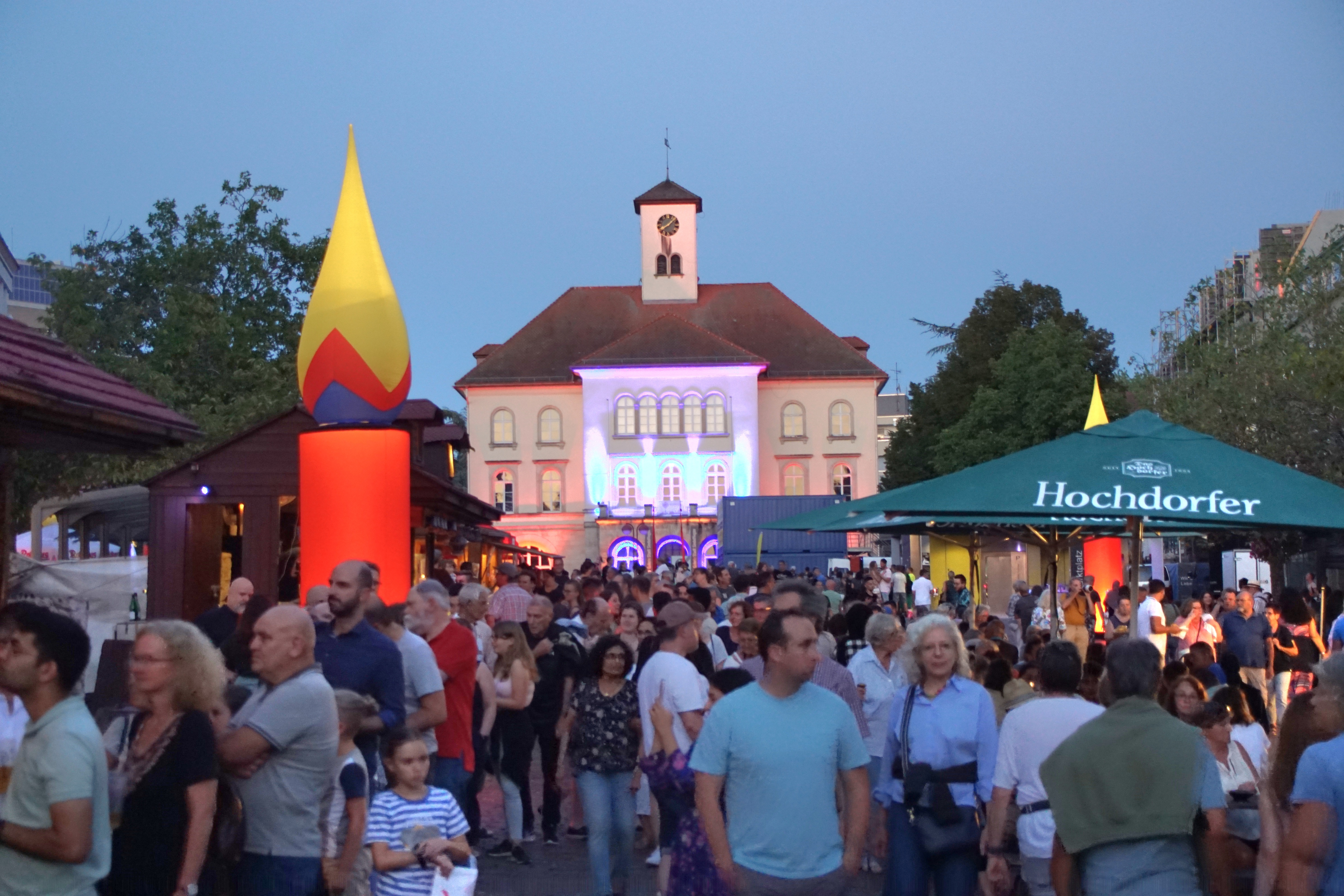 Immer wieder faszinierend: Wenn Licht das Dunkel der Nacht erleuchtet. So wie gestern beim Feuerabend in Sindelfingen.    Bild: Dettenmeyer