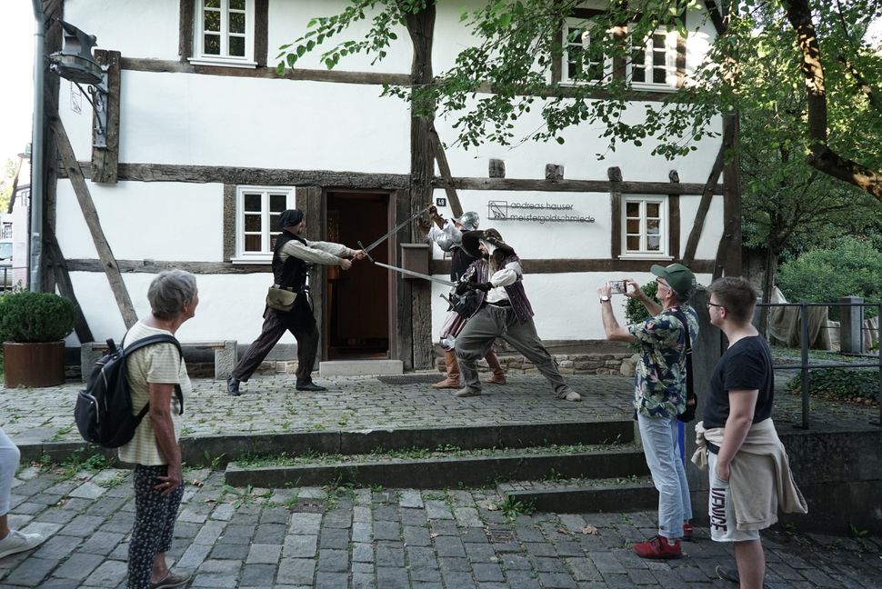 Schwertshowkampf beim Mittelaltermarkt am Firstsäulenhaus.    Bild Heiden