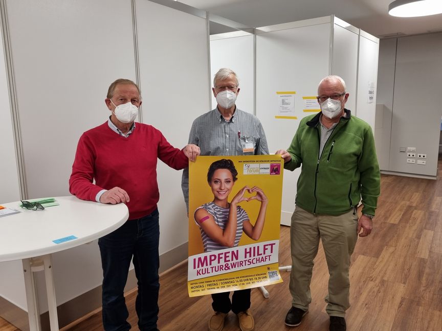 Dr. Manfred Teufel (von links), Dr. Willi-Reinhart Braumann und Dr. Paul Beusch mit dem Plakat, mit dem Kultur, Gewerbe, Stadt und Mediziner gemeinsam den Impf-Aktionen in der Kongresshalle einen zusätzlichen Schub geben wollen. Bild: z