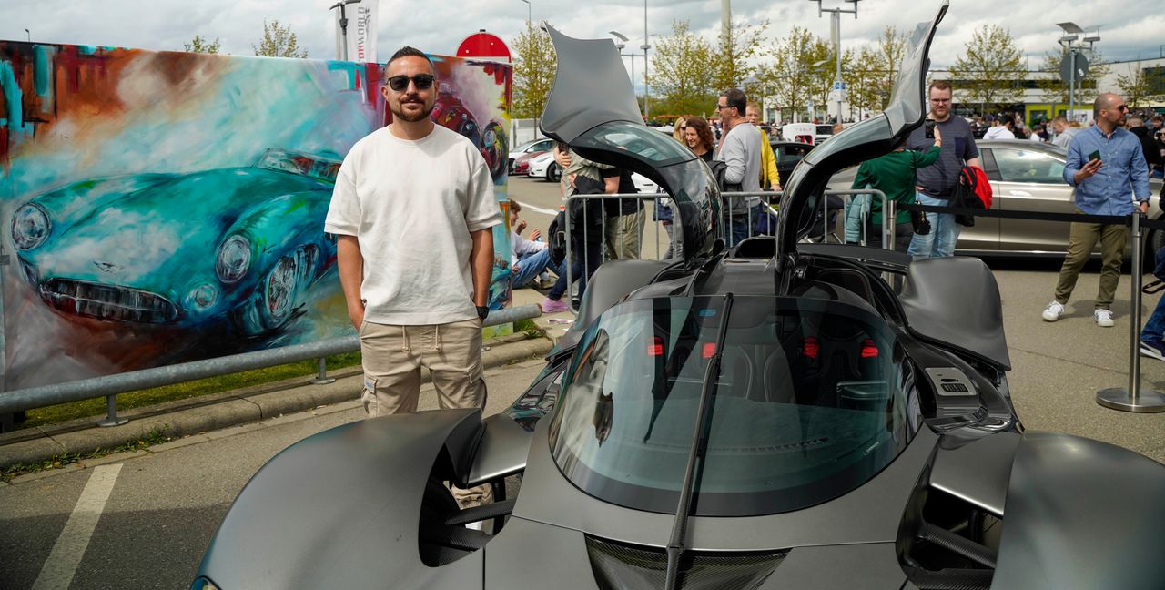 Cuma Findik mit seinem Aston Martin Valkyrie. Das Auto hat 1163 PS und einen Wert von vier Millionen Euro. Bild: Dettemeyer
