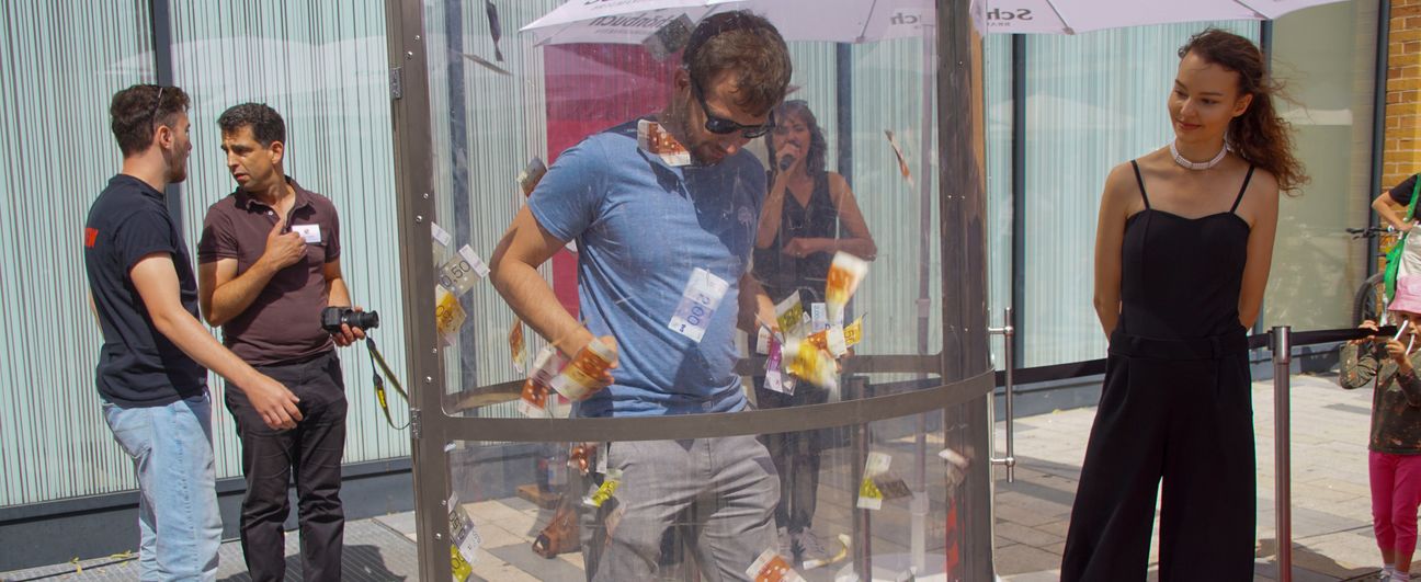 Bei Wirbelwind so viele Gutscheine fangen wie möglich: Das konnte man am Sonntag in der Bahnhofstraße in der Cashbox. Der eingefangene Betrag wurde als Centergutschein oder als Stadtgutschein ausgegeben. Die Cashbox war eine gemeinsame Aktion der Mercaden Böblingen und des Stadtmarketing Böblingen. Bild: Dettenmeyer